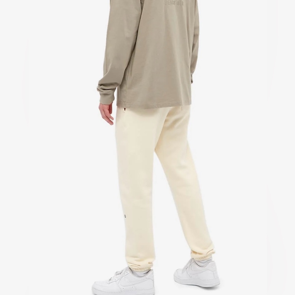 FEAR OF GOD ESSENTIALS Sweatpants Joggers Cream/Buttercream - Picture 2 of 12
